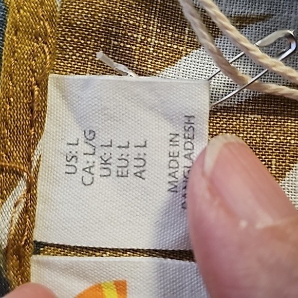 C&C California button-down top. 100% linen. Size large. Palm leaves mustard gray - Picture 7 of 10